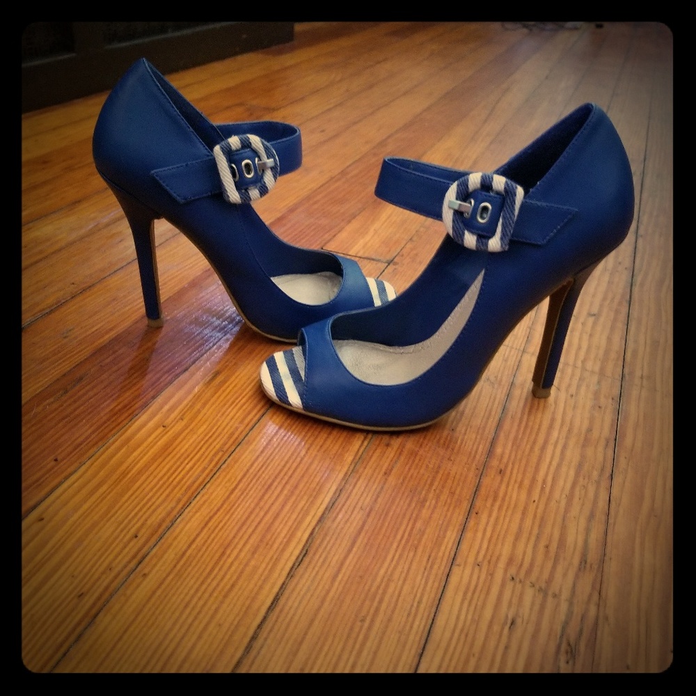 Charles By Charles David Tundra Peep Toe Pump